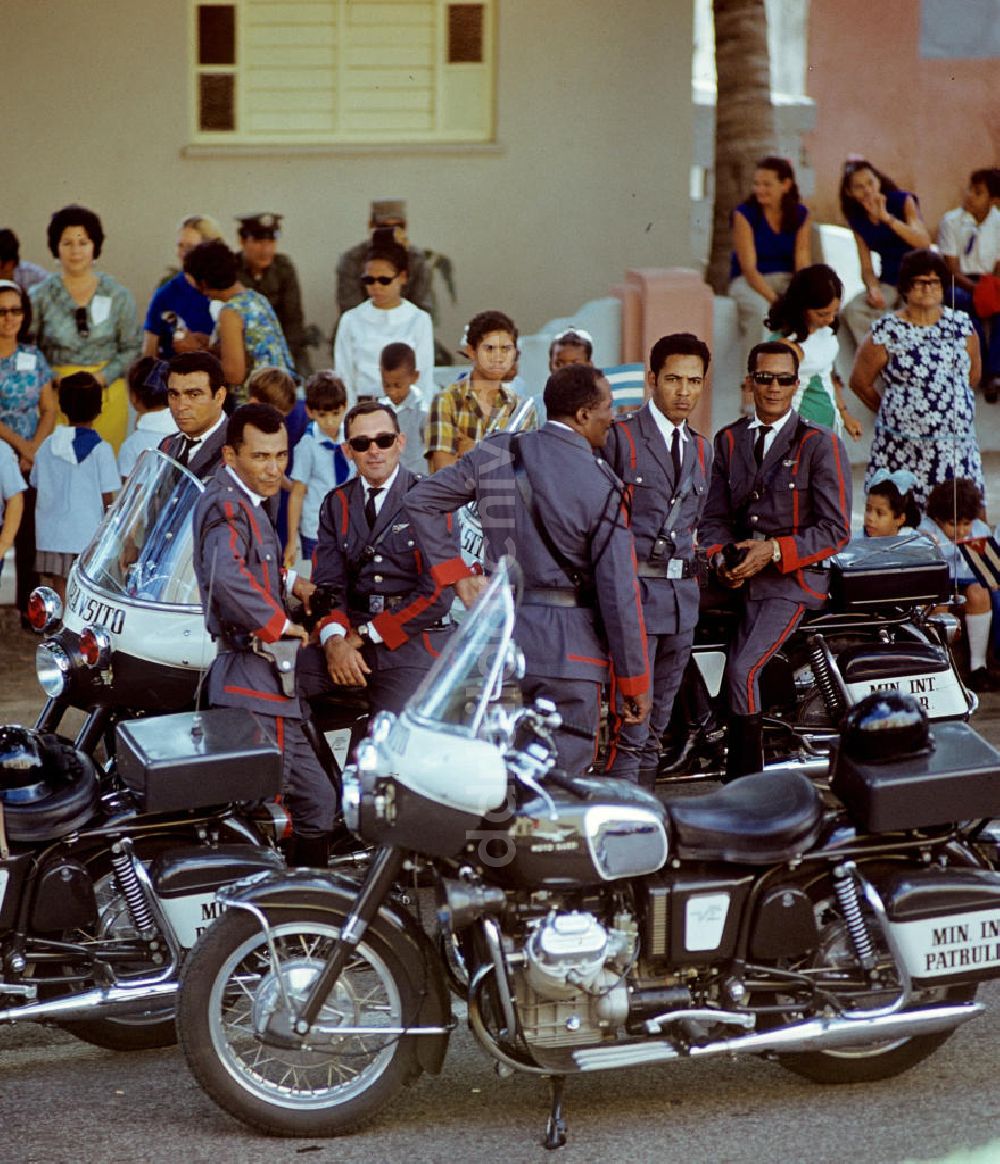 DDR-Fotoarchiv: Santiago de Cuba - Staatsbesuch Erich Honecker 1974 in Kuba / Cuba - Eskorte