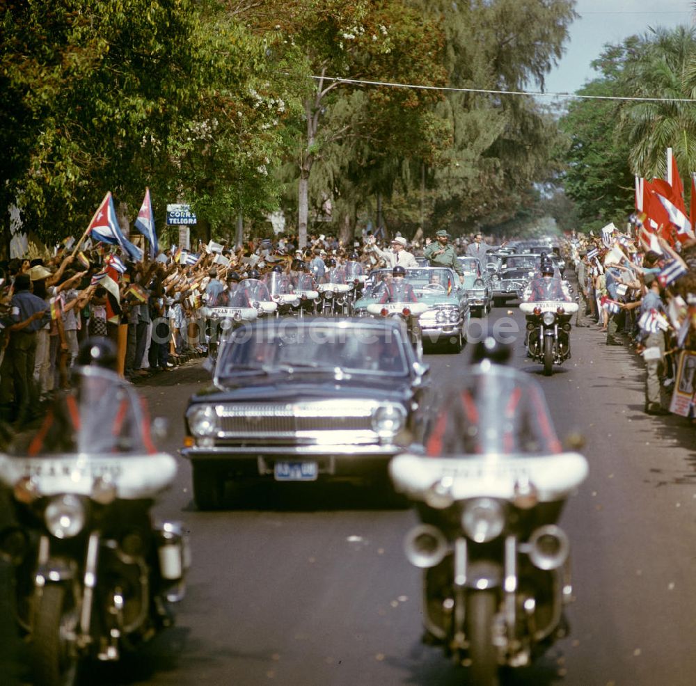 DDR-Fotoarchiv: Havanna - Staatsbesuch Erich Honecker 1974 in Kuba / Cuba - Eskorte