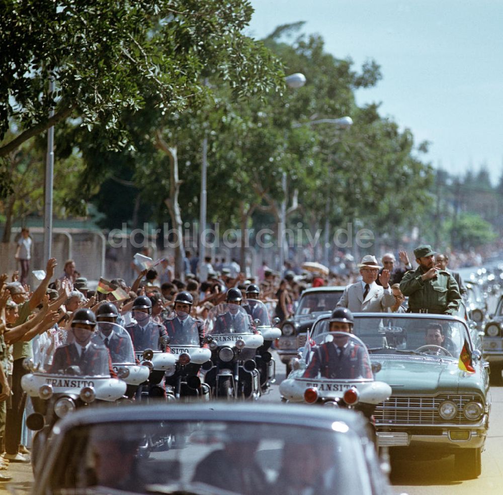 DDR-Fotoarchiv: Havanna - Staatsbesuch Erich Honecker 1974 in Kuba / Cuba - Eskorte