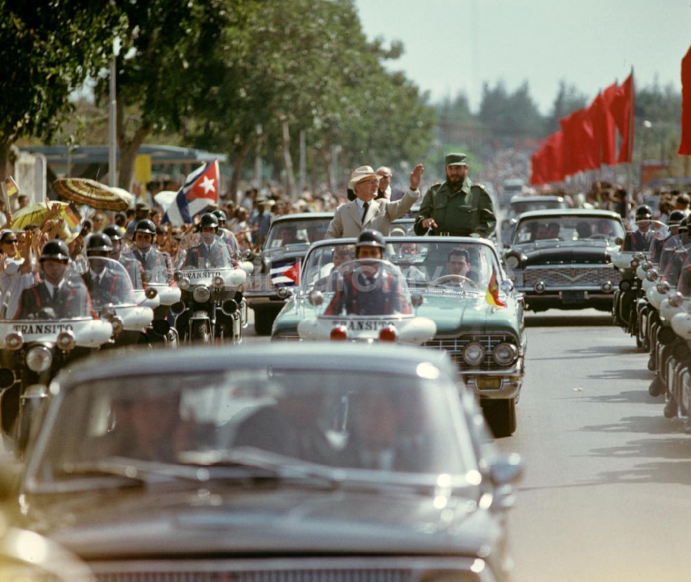 DDR-Bildarchiv: Havanna - Staatsbesuch Erich Honecker 1974 in Kuba / Cuba - Eskorte