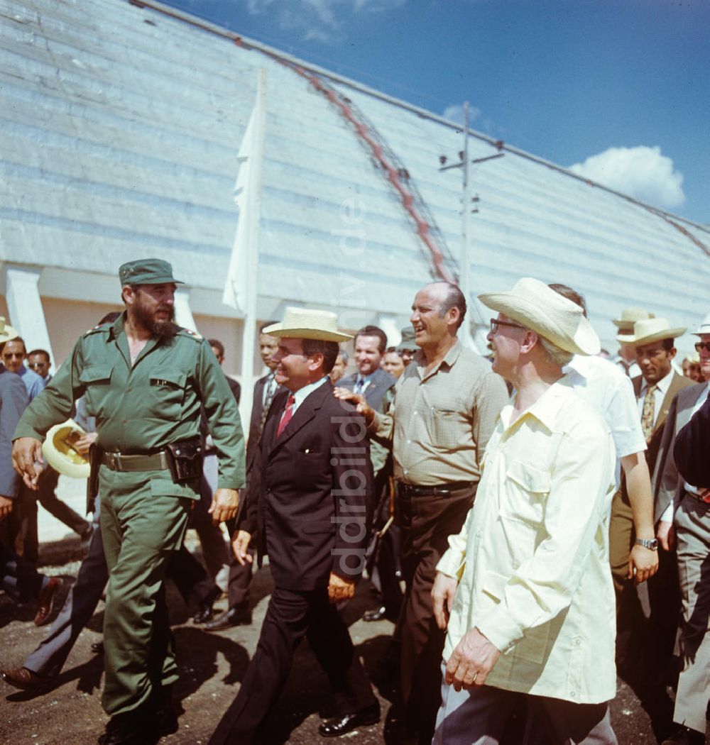 DDR-Fotoarchiv: Cienfuegos - Staatsbesuch Erich Honecker 1974 in Kuba / Cuba - Fabrik
