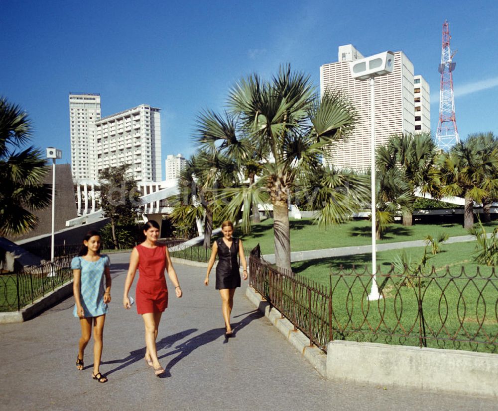 DDR-Bildarchiv: Havanna - Staatsbesuch Erich Honecker 1974 in Kuba / Cuba - Frauen