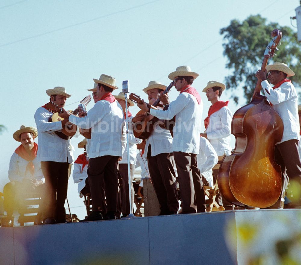 DDR-Fotoarchiv: Santiago de Cuba - Staatsbesuch Erich Honecker 1974 in Kuba / Cuba - Musik