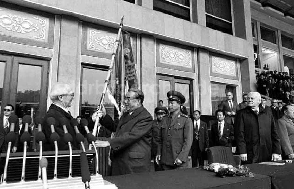 DDR-Fotoarchiv: Pjöngjang - Staatsbesuch von Erich Honecker in Nordkorea. Foto: Burkhard Lange