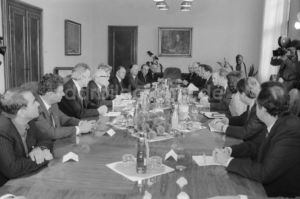 DDR-Fotoarchiv: Prag - Staatsbesuch Erich Honecker (1912 - 1994) in Prag in der CSSR / Tschechische Republik