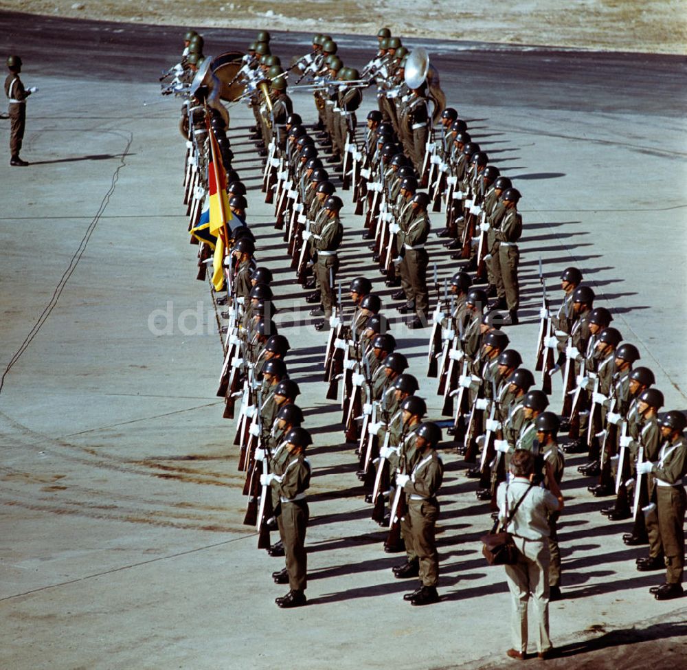 DDR-Fotoarchiv: Santiago de Cuba - Staatsbesuch Honecker 1974 in Kuba / Cuba - Ehrengarde