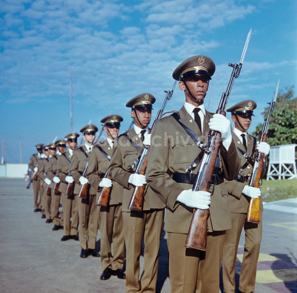 Santiago de Cuba: Staatsbesuch Honecker 1974 in Kuba / Cuba - Ehrengarde