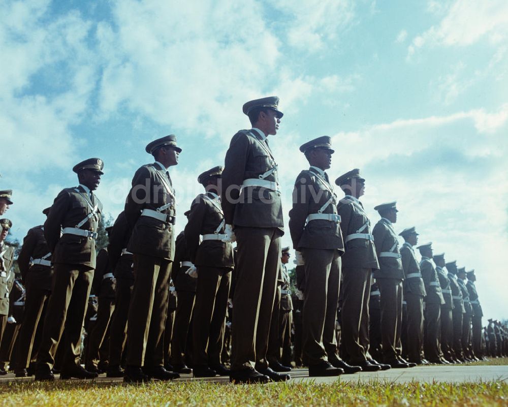 DDR-Bildarchiv: Santiago de Cuba - Staatsbesuch Honecker 1974 in Kuba / Cuba - Ehrengarde