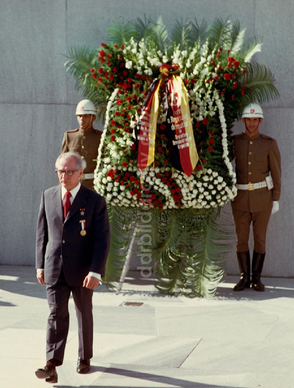 DDR-Fotoarchiv: Havanna - Staatsbesuch Honecker 1974 in Kuba / Cuba - Kranzniederleg
