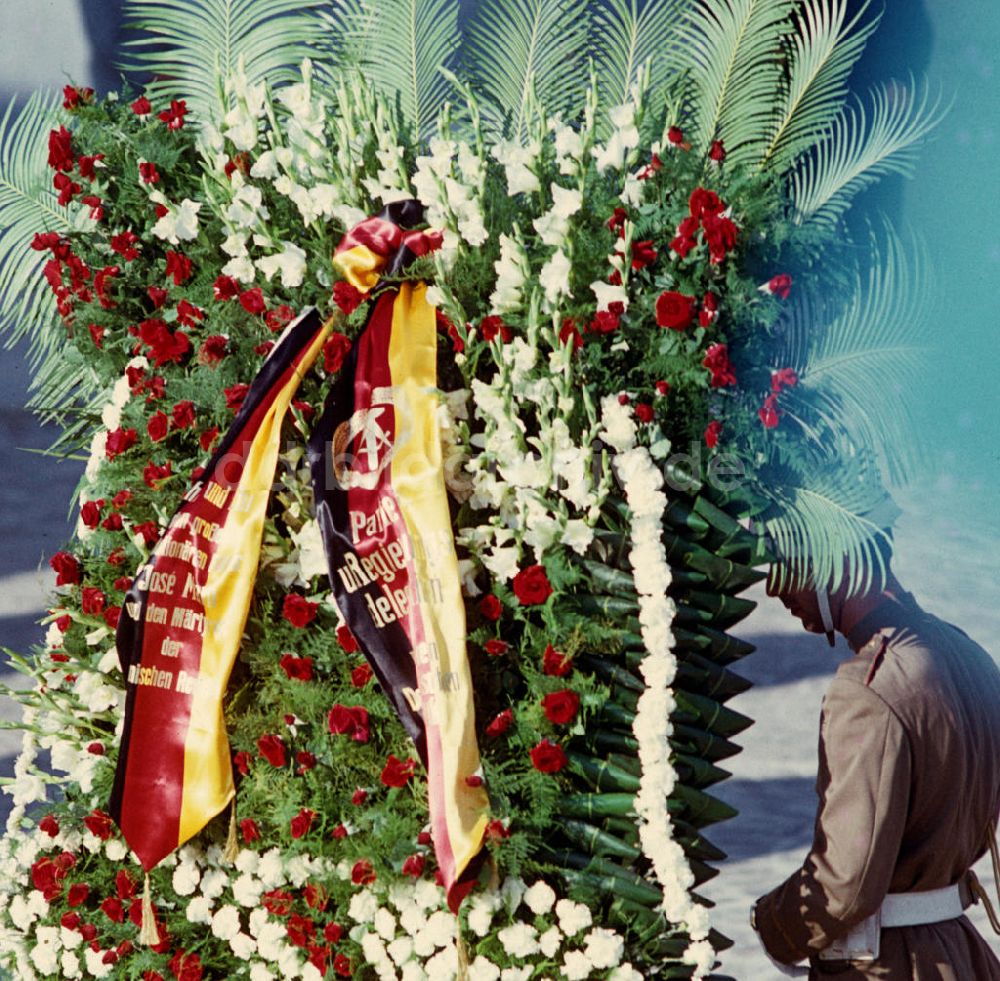 Havanna: Staatsbesuch Honecker 1974 in Kuba / Cuba - Kranzniederlegung
