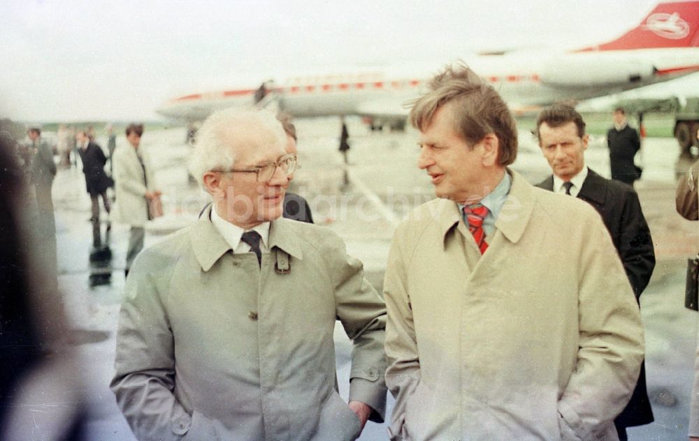 DDR-Bildarchiv: Peenemünde - Staatsbesuch Ministerpräsident Olof Palme auf dem Flughafen in Peenemünde in Mecklenburg-Vorpommern in der DDR