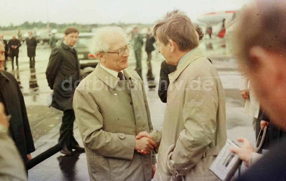 DDR-Fotoarchiv: Peenemünde - Staatsbesuch Ministerpräsident Olof Palme auf dem Flughafen in Peenemünde in Mecklenburg-Vorpommern in der DDR