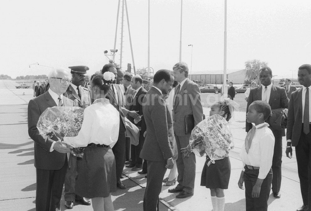 Schönefeld: Staatsbesuch Mosambik bei der Ankunft auf dem Flughafen Schönefeld in Brandenburg in der DDR