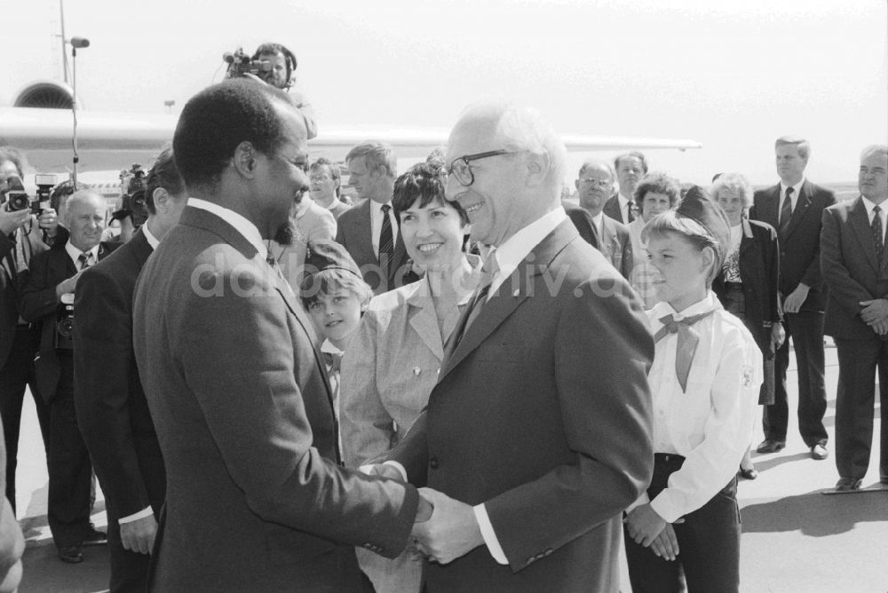 DDR-Bildarchiv: Schönefeld - Staatsbesuch Mosambik bei der Ankunft auf dem Flughafen Schönefeld in Brandenburg in der DDR