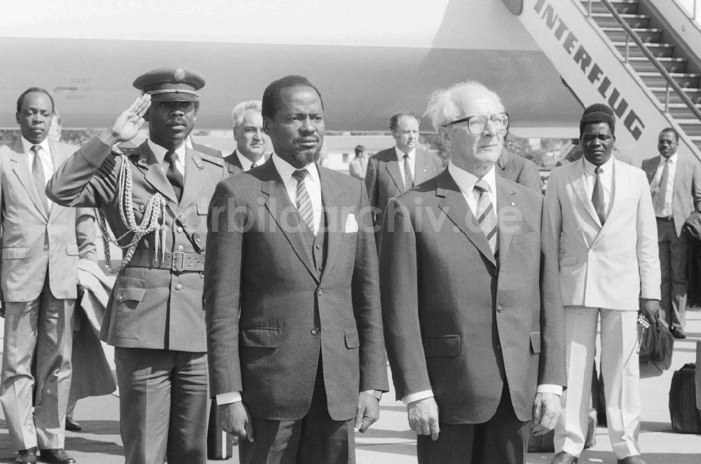 Schönefeld: Staatsbesuch Mosambik bei der Ankunft auf dem Flughafen Schönefeld in Brandenburg in der DDR
