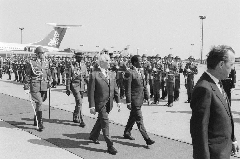 DDR-Fotoarchiv: Schönefeld - Staatsbesuch Mosambik bei der Ankunft auf dem Flughafen Schönefeld in Brandenburg in der DDR