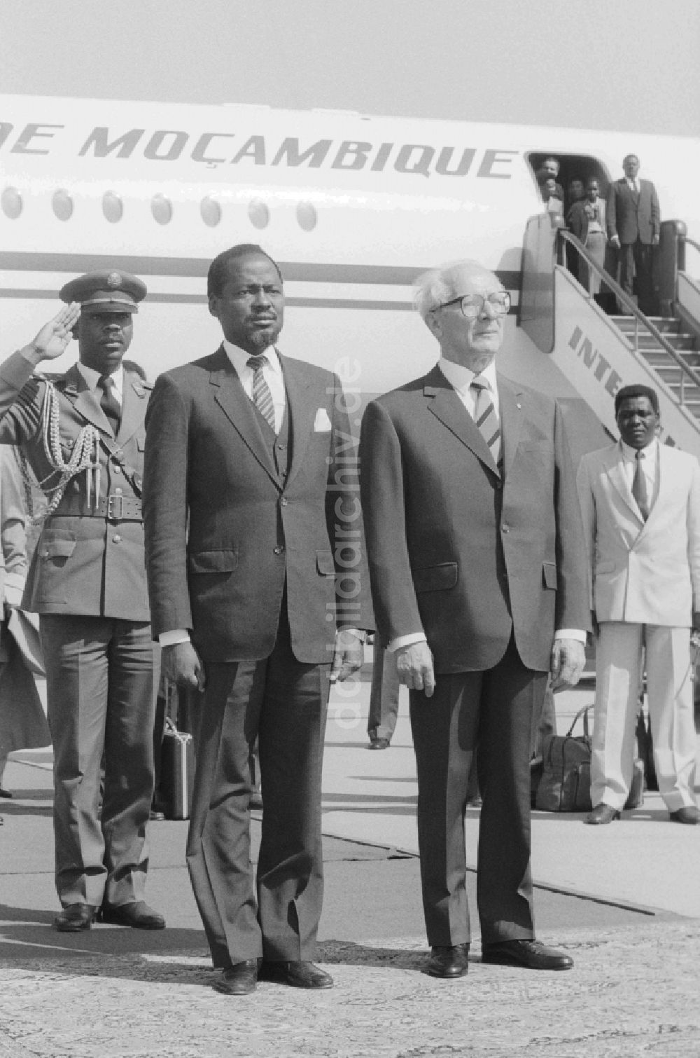 DDR-Bildarchiv: Schönefeld - Staatsbesuch Mosambik bei der Ankunft auf dem Flughafen Schönefeld in Brandenburg in der DDR