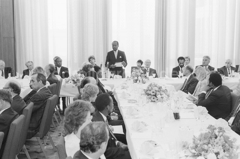 DDR-Bildarchiv: Berlin - Staatsbesuch Mosambik des Präsidenten Joaquim Alberto Chissano in Berlin, der ehemaligen Hauptstadt der DDR, Deutsche Demokratische Republik