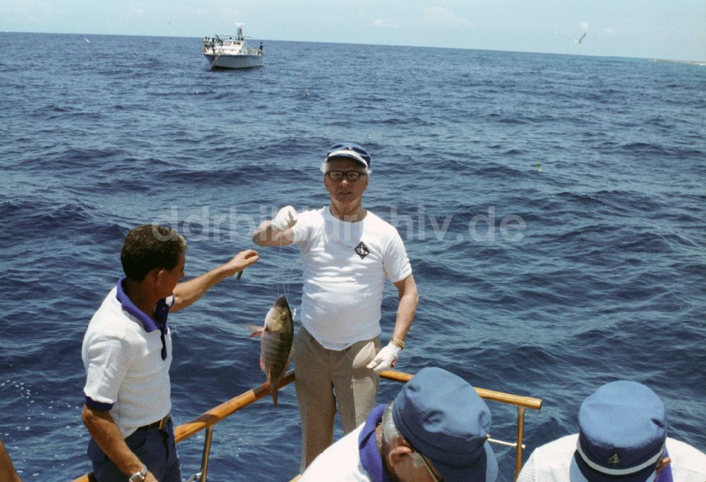 DDR-Bildarchiv: Havanna - Staatsratsvorsitzender Erich Honecker und Fidel Alejandro Castro Ruz beim Angeln und Fischen in Havanna in Kuba
