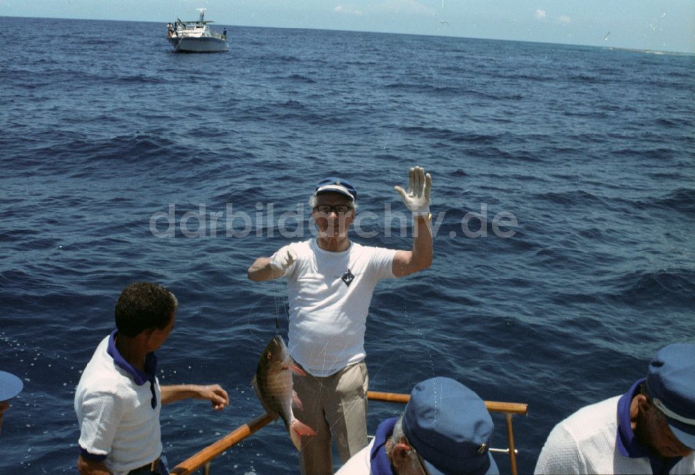 DDR-Fotoarchiv: Havanna - Staatsratsvorsitzender Erich Honecker und Fidel Alejandro Castro Ruz beim Angeln und Fischen in Havanna in Kuba