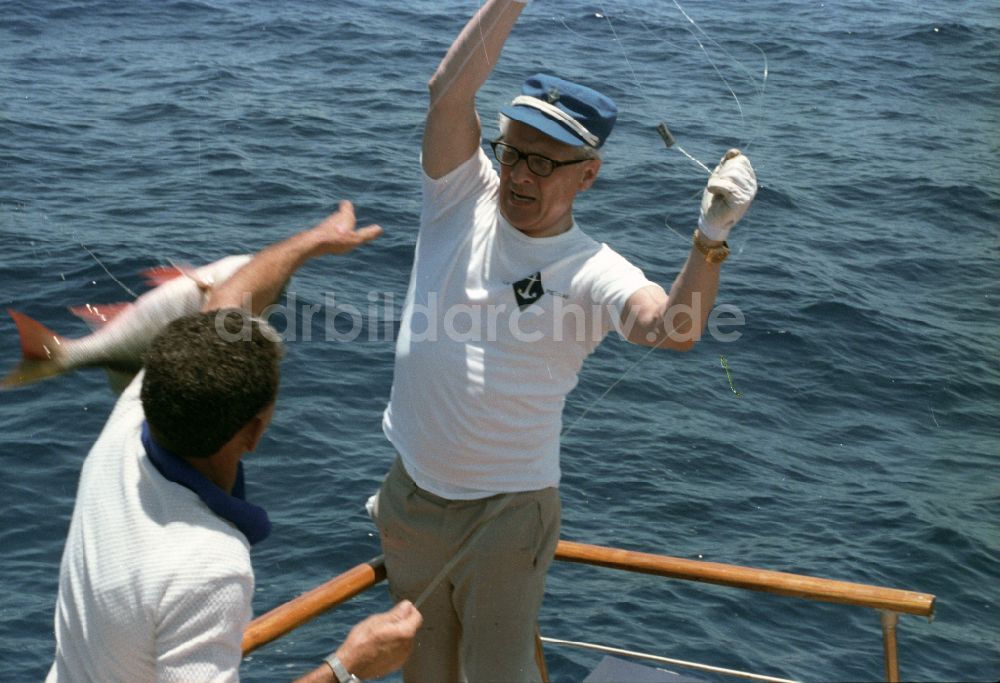 DDR-Fotoarchiv: Havanna - Staatsratsvorsitzender Erich Honecker und Fidel Alejandro Castro Ruz beim Angeln und Fischen in Havanna in Kuba
