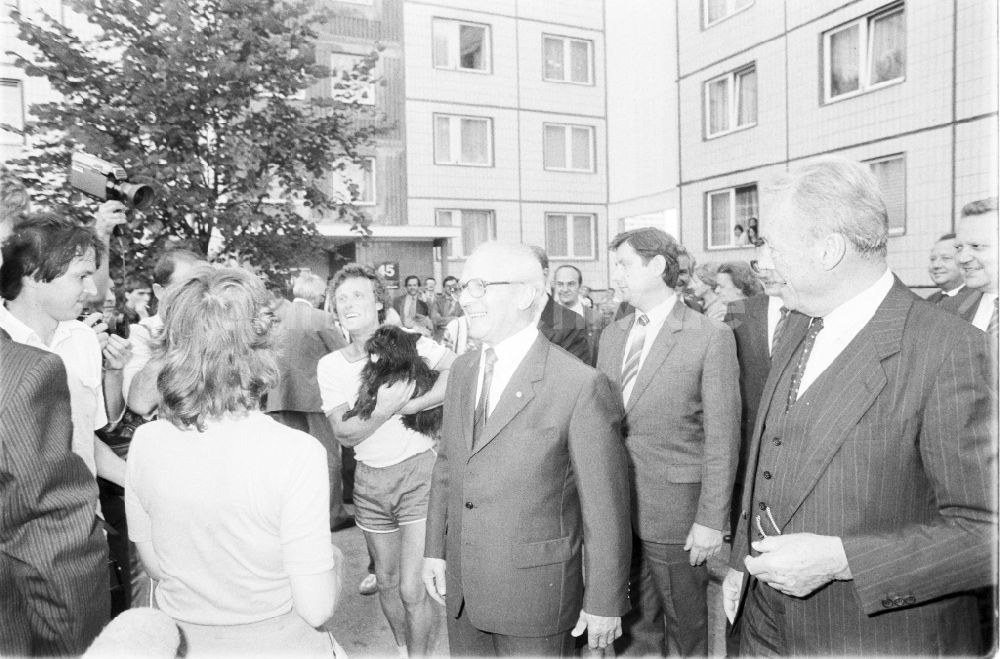 DDR-Bildarchiv: Berlin - Stadrundgang des SPD - Vorsitzenden Willy Brandt in Berlin, der ehemaligen Hauptstadt der DDR, Deutsche Demokratische Republik