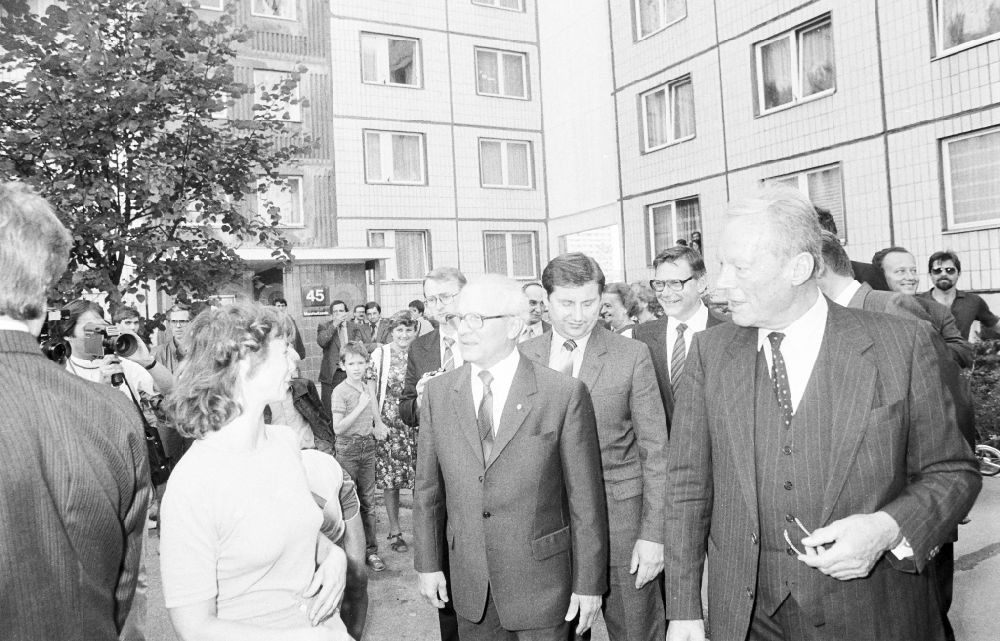 DDR-Fotoarchiv: Berlin - Stadrundgang des SPD - Vorsitzenden Willy Brandt in Berlin, der ehemaligen Hauptstadt der DDR, Deutsche Demokratische Republik