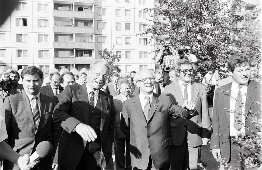 DDR-Bildarchiv: Berlin - Stadrundgang des SPD - Vorsitzenden Willy Brandt in Berlin, der ehemaligen Hauptstadt der DDR, Deutsche Demokratische Republik