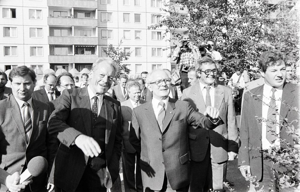 DDR-Fotoarchiv: Berlin - Stadrundgang des SPD - Vorsitzenden Willy Brandt in Berlin, der ehemaligen Hauptstadt der DDR, Deutsche Demokratische Republik