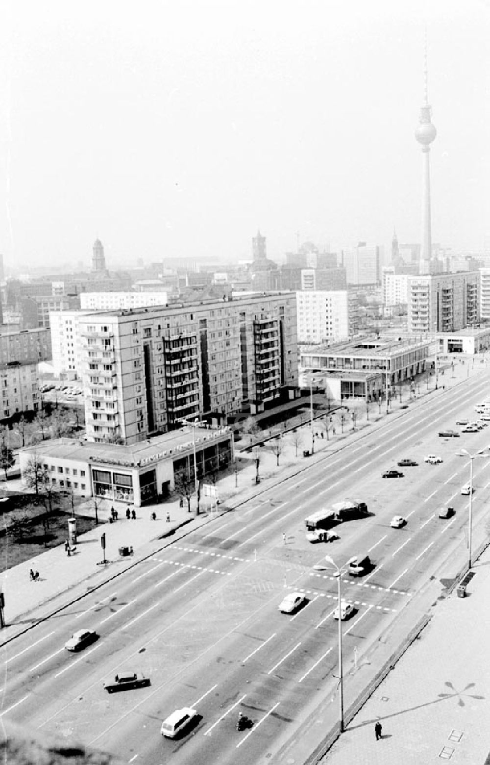 DDR-Fotoarchiv: Berlin - Stadtansicht von Berlin-Mitte Karl-Marx-Allee Foto: Schönfeld