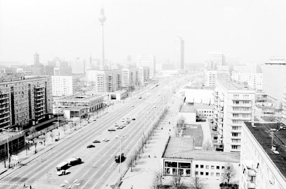 Berlin: Stadtansicht von Berlin-Mitte Karl-Marx-Allee Foto: Schönfeld