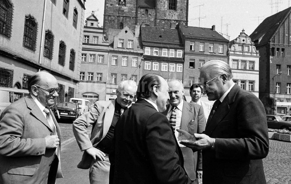 Lutherstadt Wittenberg: Stadtrundgang General G. Göttnig besucht die Stadt Lutherstadt Wittenberg in Sachsen-Anhalt in der DDR