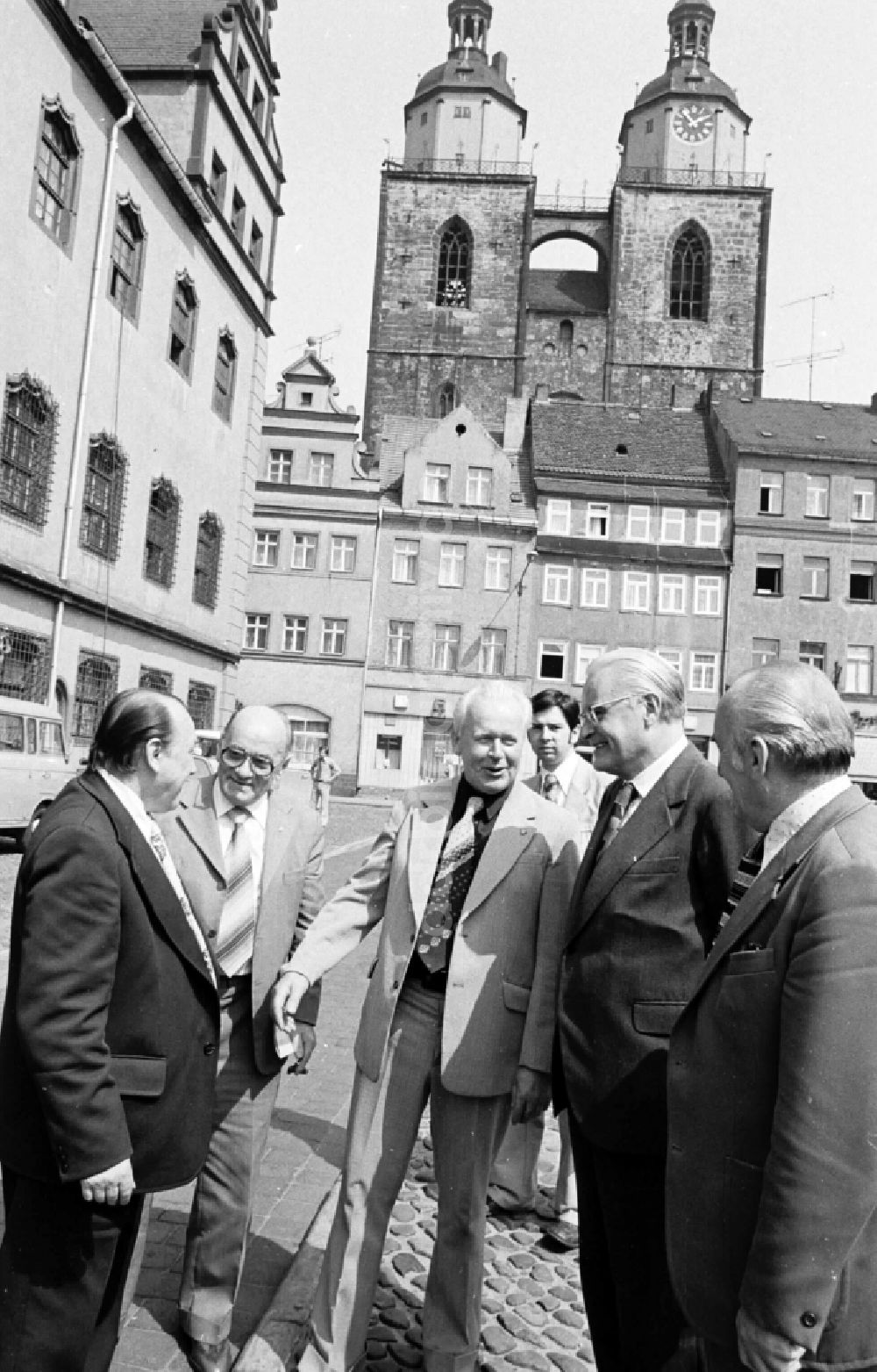 DDR-Bildarchiv: Lutherstadt Wittenberg - Stadtrundgang General G. Göttnig besucht die Stadt Lutherstadt Wittenberg in Sachsen-Anhalt in der DDR