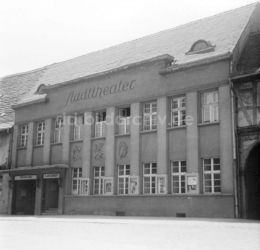 Köthen (Anhalt): Stadttheater in Köthen (Anhalt) in Sachsen-Anhalt in der DDR