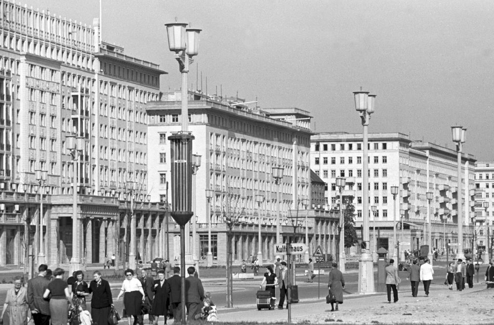 DDR-Bildarchiv: Berlin - Stalinallee in Berlin in der DDR