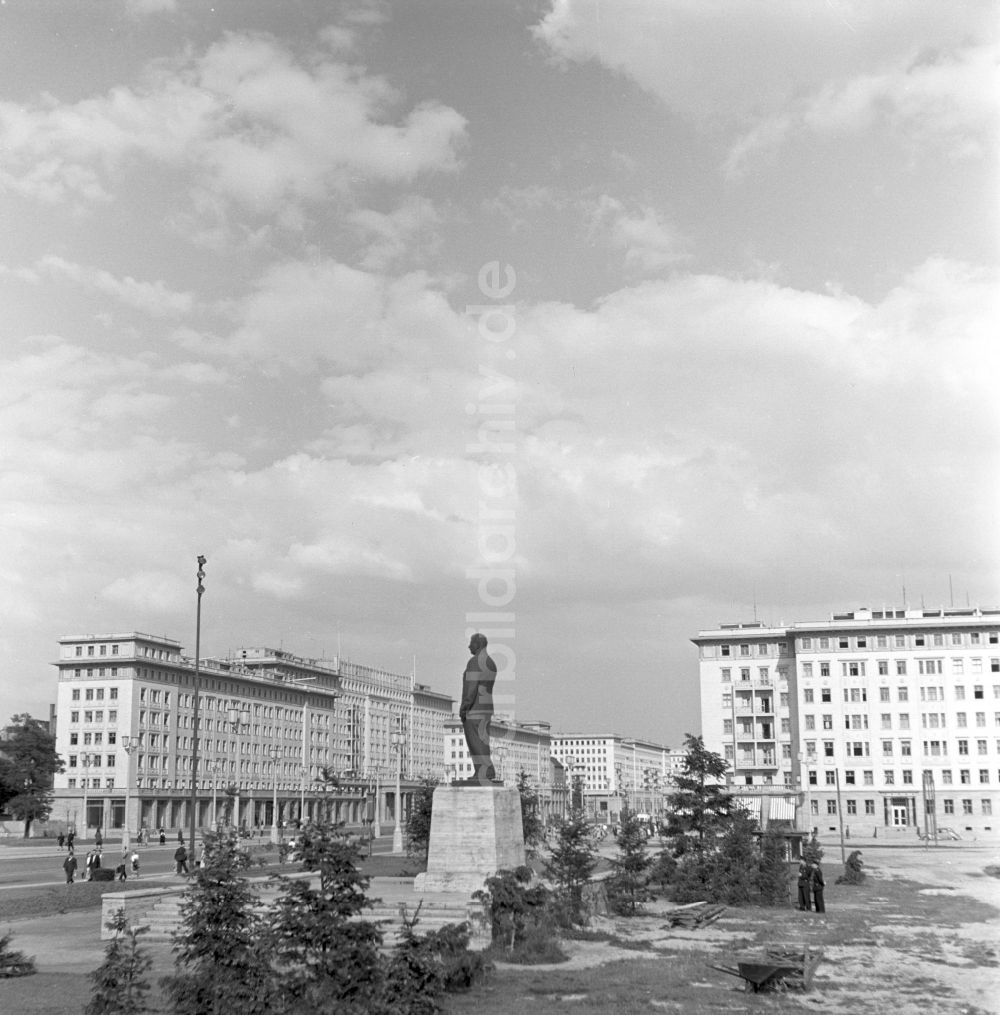 DDR-Bildarchiv: Berlin - Stalinallee im Ortsteil Friedrichshain in Berlin in der DDR