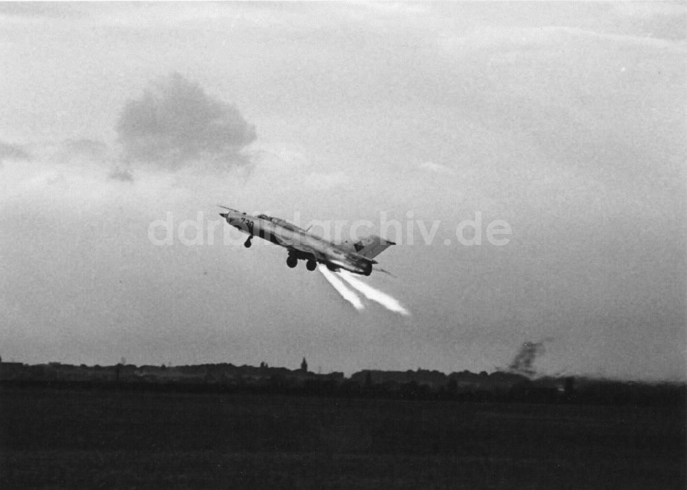 DDR-Fotoarchiv: Magdeburg - Start einer MiG-21SPS mit gezündeten Starthilfsraketen auf dem Flugplatz Magdeburg in Sachsen-Anhalt