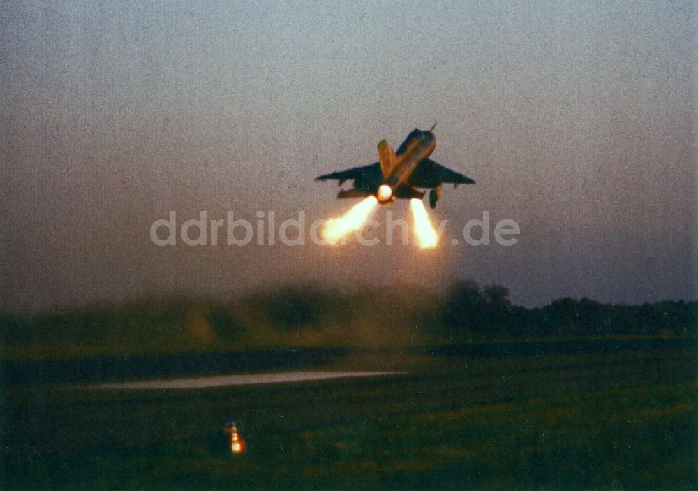 DDR-Bildarchiv: Magdeburg - Start einer MiG-21SPS mit gezündeten Starthilfsraketen auf dem Flugplatz Magdeburg in Sachsen-Anhalt