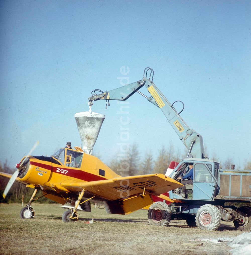 DDR-Bildarchiv: Schlettau - Startvorbereitung eines Agrarflugzeuges vom Typ Let Z-37 Cmelak auf einem Feld im Ortsteil Neu-Amerika in Schlettau in Sachsen in der DDR