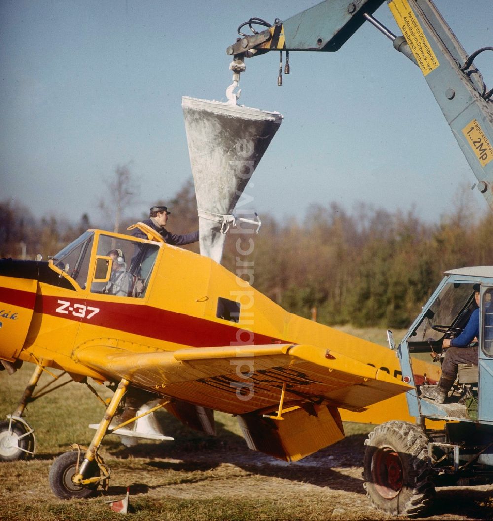 DDR-Fotoarchiv: Schlettau - Startvorbereitung eines Agrarflugzeuges vom Typ Let Z-37 Cmelak auf einem Feld im Ortsteil Neu-Amerika in Schlettau in Sachsen in der DDR
