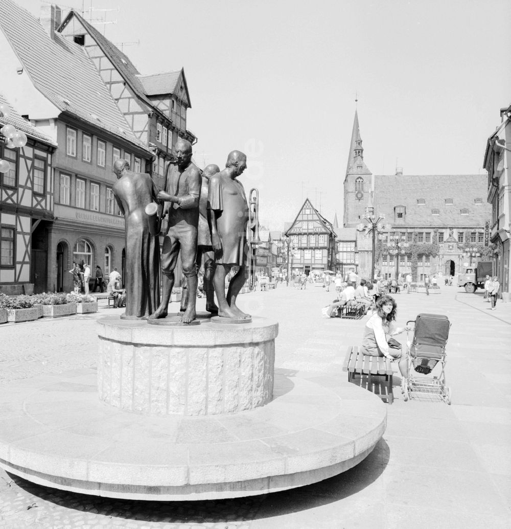 DDR-Bildarchiv: Quedlinburg - Statue, Münzenberger Musikanten, auf dem Marktplatz in der Altstadt am Markt in Quedlinburg in Sachsen-Anhalt in der DDR