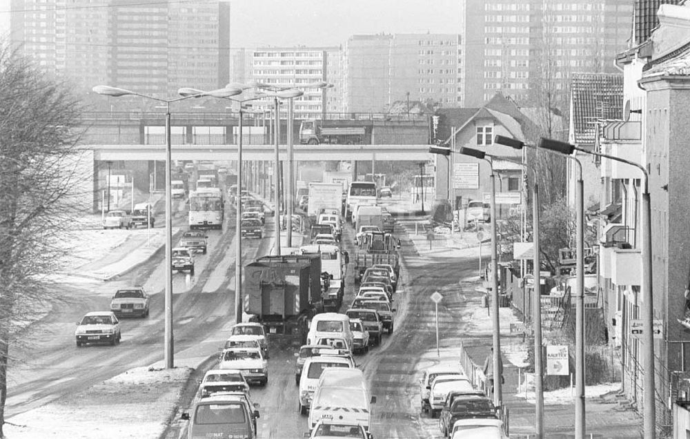 Berlin: Stauverkehr Straße der Befreiung (Alt-Friedrichsfelde) in Berlin Lichtenberg 27.01.1993