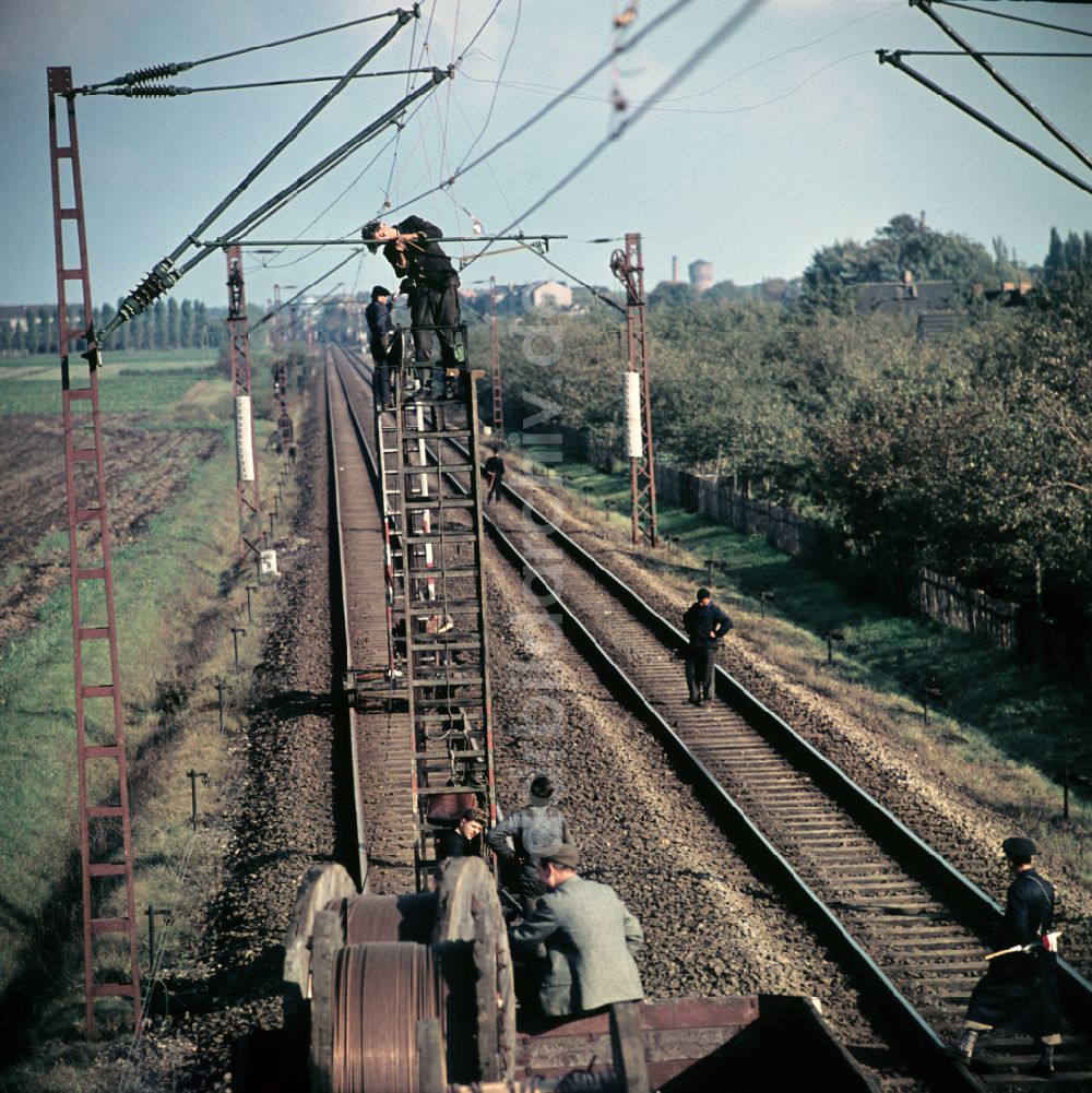 Halle (Saale): Stecken- Elektrifizierung von Gleisanlagen am Stadtrand in Halle (Saale) in Sachsen-Anhalt in der DDR