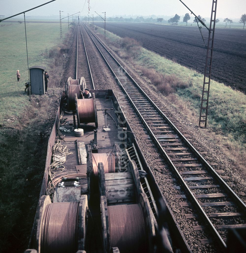 DDR-Bildarchiv: Halle (Saale) - Stecken- Elektrifizierung von Gleisanlagen am Stadtrand in Halle (Saale) in Sachsen-Anhalt in der DDR