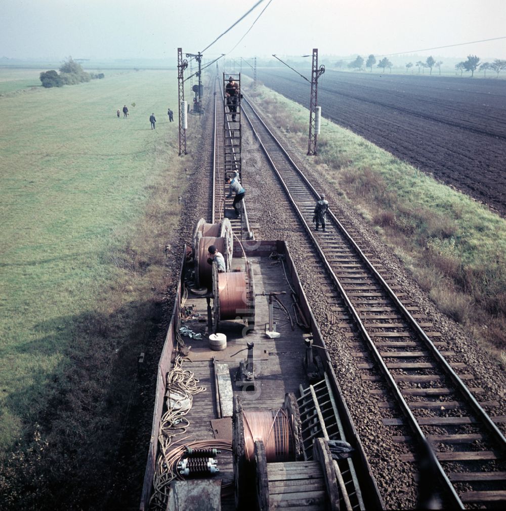 DDR-Bildarchiv: Halle (Saale) - Stecken- Elektrifizierung von Gleisanlagen am Stadtrand in Halle (Saale) in Sachsen-Anhalt in der DDR