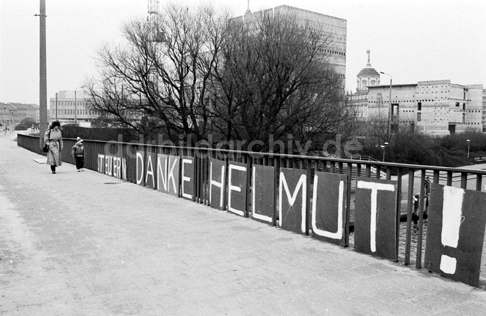 DDR-Bildarchiv: - Steuern-Danke Helmut Kohl in Potsdam Umschlagnummer: 7239