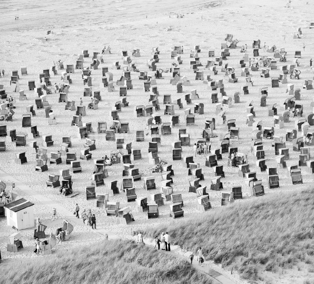 DDR-Fotoarchiv: Rostock - Strandkörbe am Sandstrand im Seebad Warnemünde in Rostock in Mecklenburg-Vorpommern in der DDR
