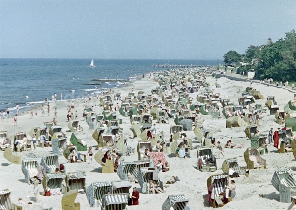 Kühlungsborn: Strandtreiben an der Ostsee in Kühlungsborn im Bundesland Mecklenburg-Vorpommern auf dem Gebiet der ehemaligen DDR, Deutsche Demokratische Republik