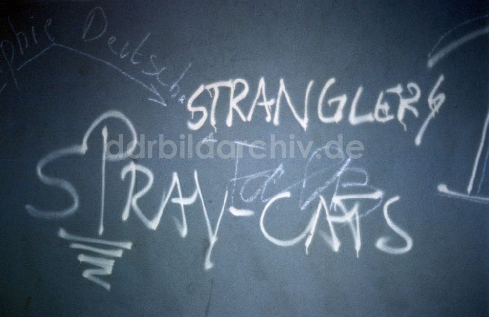 Berlin: Stranglers-Schriftzug auf einer Hauswand in Ostberlin in der DDR