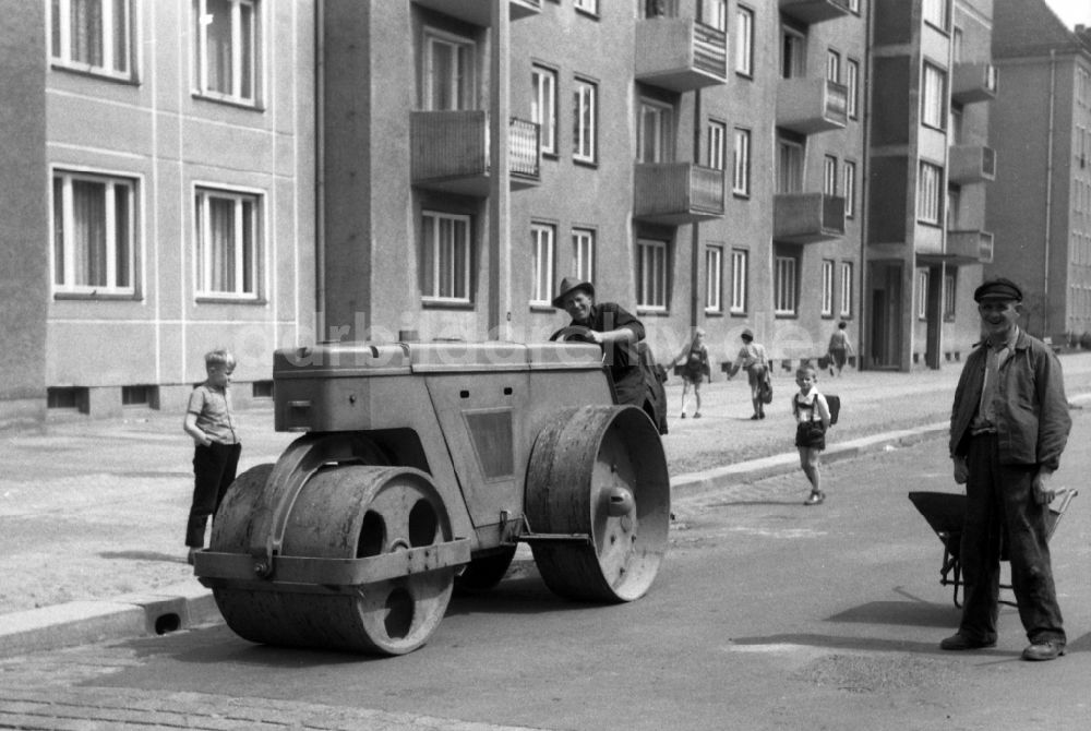 DDR-Fotoarchiv: Berlin - Straßen-Bauarbeiten in Berlin auf dem Gebiet der ehemaligen DDR, Deutsche Demokratische Republik